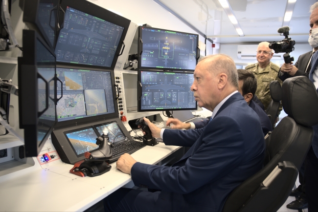 Cumhurbaşkanı Erdoğan, gösteri uçuşu yapan Akıncı'nın kontrol ünitesinde.